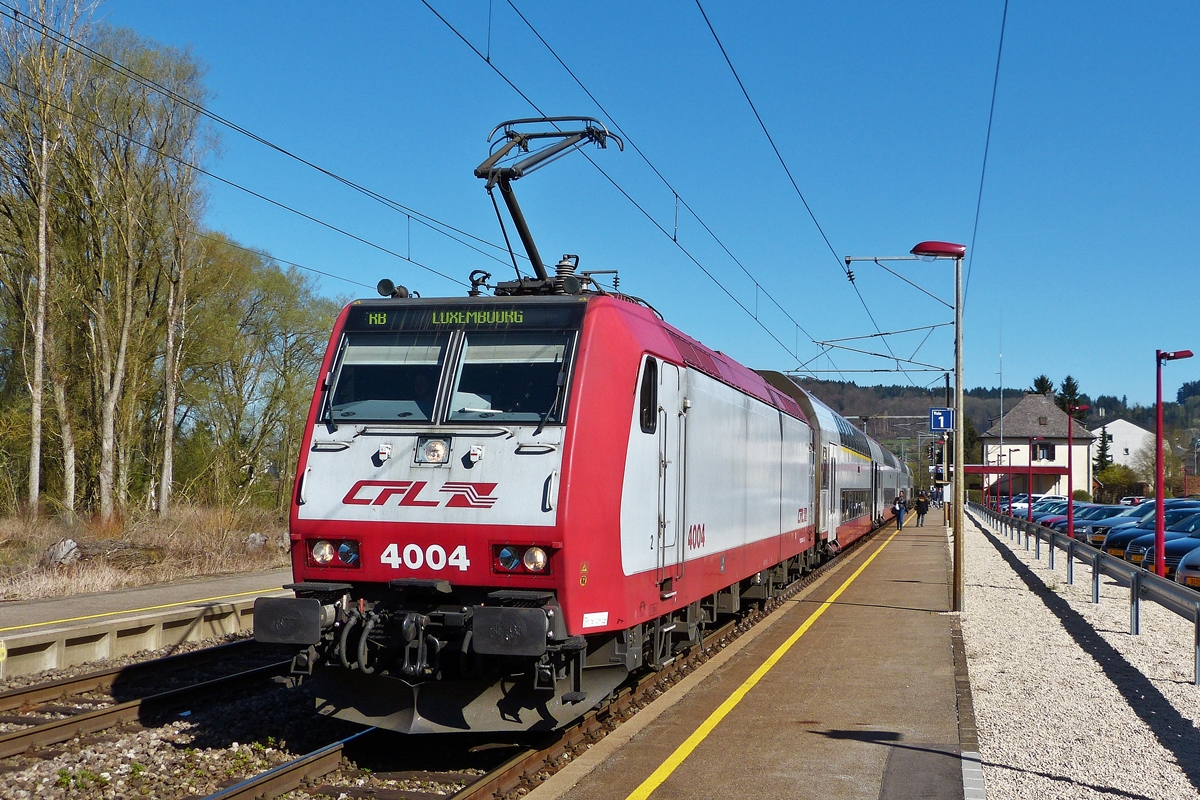 . Wegen Gleisbauarbeiten fahren die Z�ge von und nach Luxembourg nur bis Lorentzweiler. Am 15.04.2015 konnte ich die 4004 an der Spitze des Wendezuges im Bahnhof von Lorentzweiler fotografieren. Der Zug wartete dort auf die Fahrg�ste, welche mit verschiedenen Bussen von den z.Z. nicht bedienten Bahnh�fen (Lintgen, Mersch, Cruchten, Colmar-Berg und Schieren) anreisen. Zwischen Ettelbr�ck und Lorentzweiler und zur�ck verkehrt ein direkter Bus, trotzdem ist die Fahrzeit wesentlich l�nger, als mit der Bahn. (Hans)