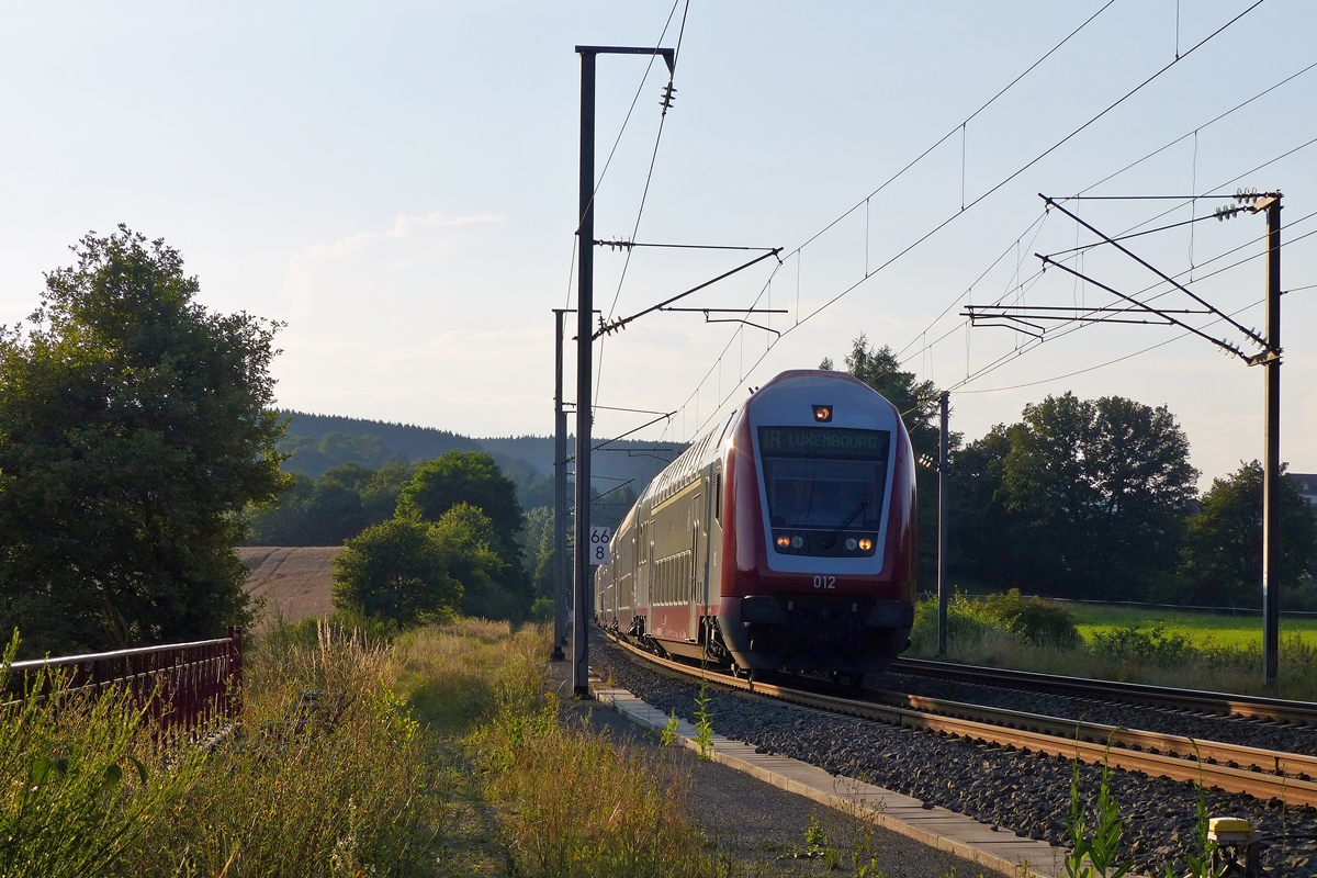 . Wer ist schneller, der Lokf�hrer beim Abschlalten der Lichter oder die Kamera der Fotografin? - Am 25.07.2014 hat der IR 3745 Troisvierges - Luxembourg den Bahnhof von Wilwerwiltz verlassen und begibt sich auf seine Weiterreise in die luxemburgische Hauptstadt. (Jeanny)