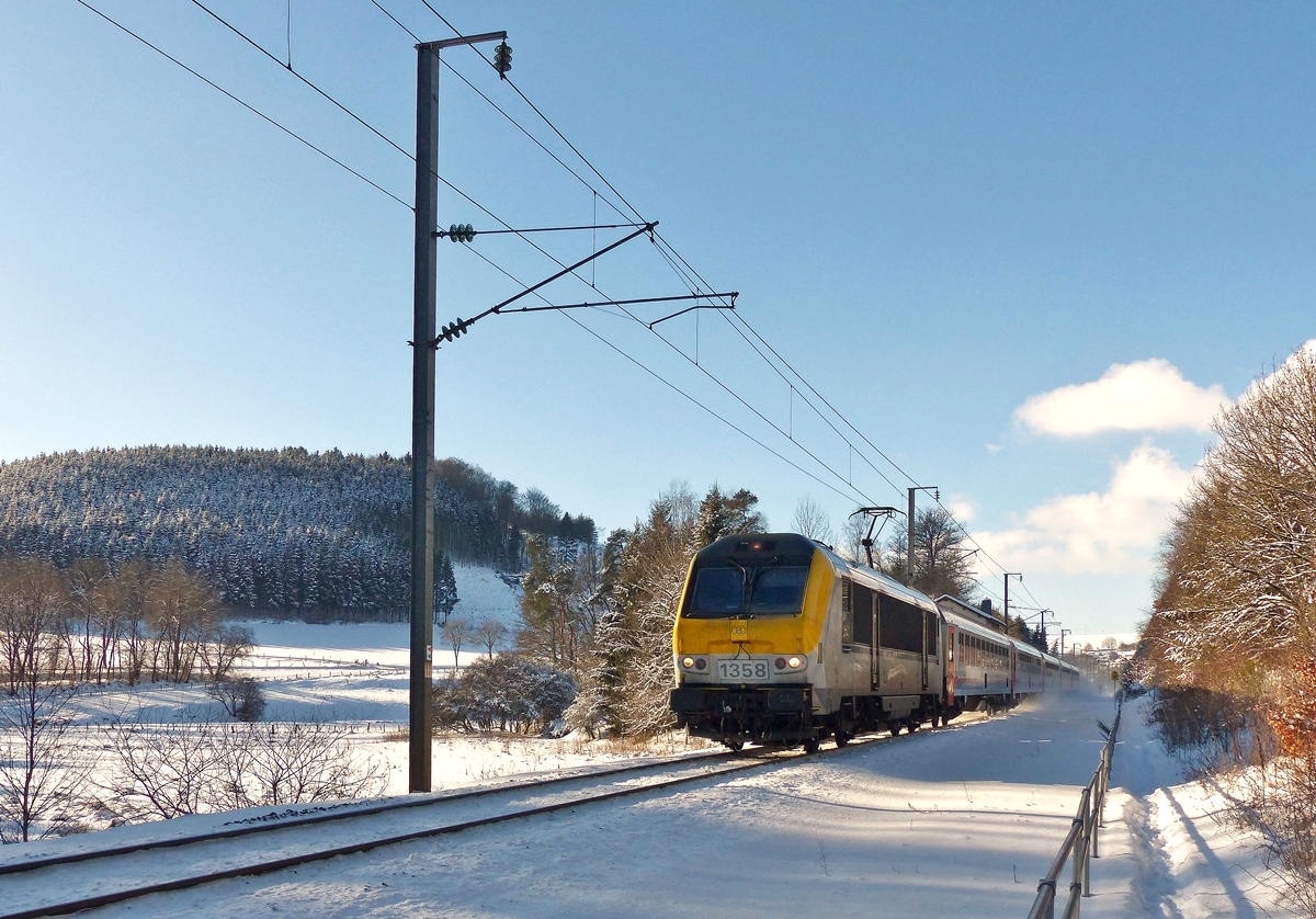 . Winter im n�rdlichsten Zipfel Luxemburgs - Am recht kalten 17.01.2017 bef�hrt die rein belgische Zuggarnitur mit der SNCB HLE 1358 an der Spitze als IC 112 Liers - Luxembourg die luxemburgische Nordstrecke zwischen Sassel und Maulusm�hle. (Jeanny)