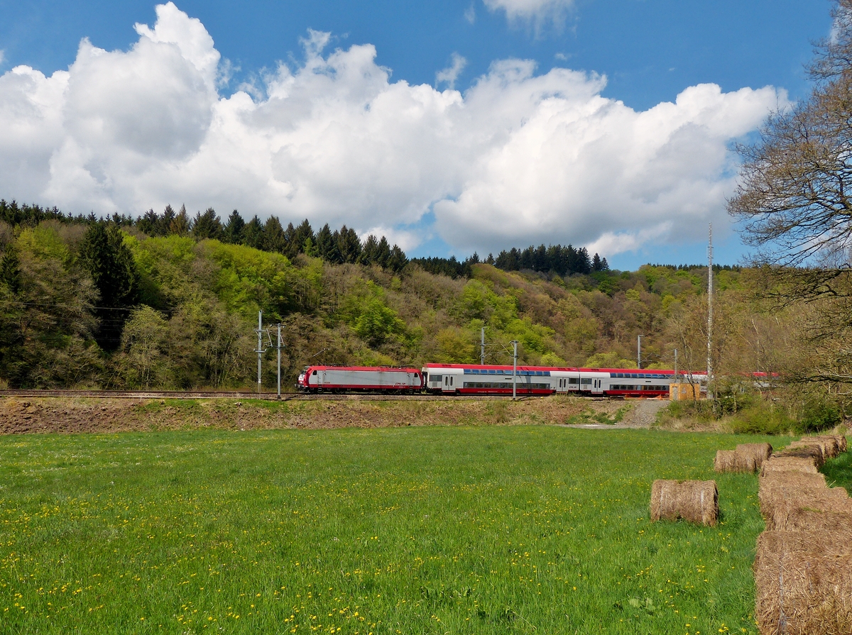 . Wolkenlotto im April - Etwas mehr Gl�ck mit dem Wetter hatte ich am 23.04.2014, als der IR 3712 Luxembourg - Troisvierges durch das fr�hlingshafte Tal der Clerve zwischen Enscherange und Drauffelt fuhr. (Hans) 