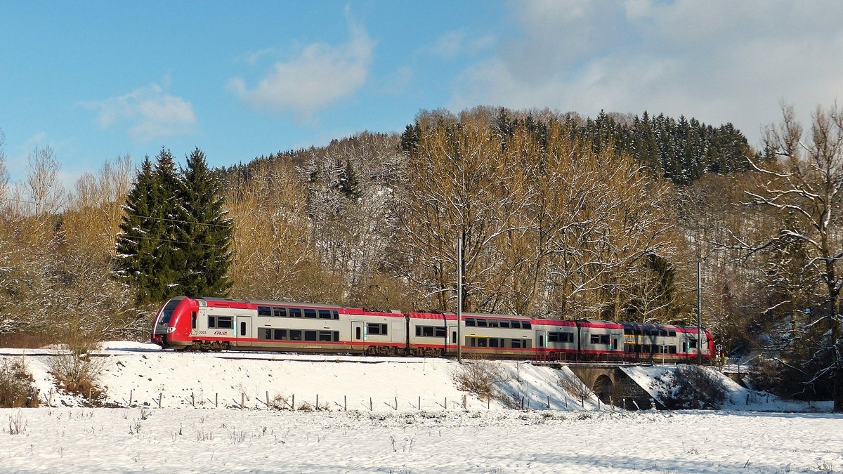 . Z 2203 als RE 3839 Troisvierges - Luxembourg f�hrt am 04.02.2015 durch das sonnige Tal der Woltz zwischen Sassel und Maulusm�hle. (Hans)

Hier die Aufnahme desselben Zuges aus einem anderen Blickwinkel: 

http://hellertal.startbilder.de/bild/luxemburg~zuege~personenzuege-rb-re-ir-ic/404583/-eine-computermaus-hatte-ich-noch.html

