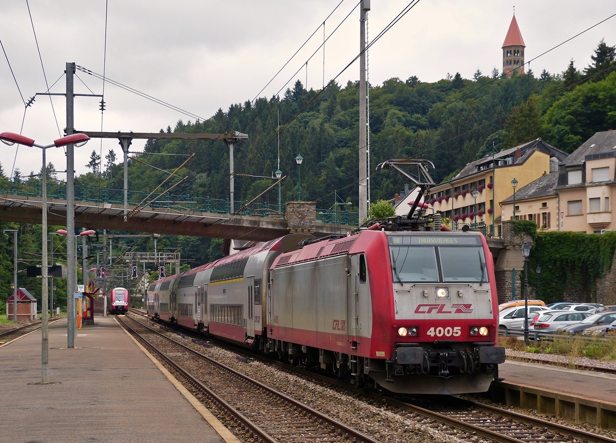 . Zugbegegnung im Bahnhof von Clervaux - W�hrend die 4005 den RE 3714 Luxembourg - Troisvierges aus dem Bahnhof von Clervaux zieht, verl�sst die Computermaus Z 2214 als RE 3838 Troisvierges - Luxembourg den Bahnhof. 17.08.2015 (Hans)  