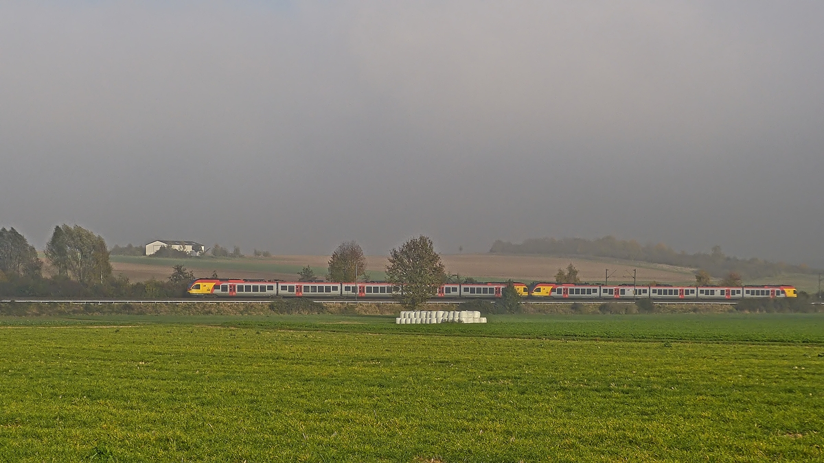 . Zwei gekoppelte 5-teilige Stadler FLIRT der HLB (Hessischen Landesbahn) fahren am 01.11.2014 durch die leicht nebelige Landschaft zwischen Ober- und Nieder-M�rlen in Richtung Siegen. (Hans)