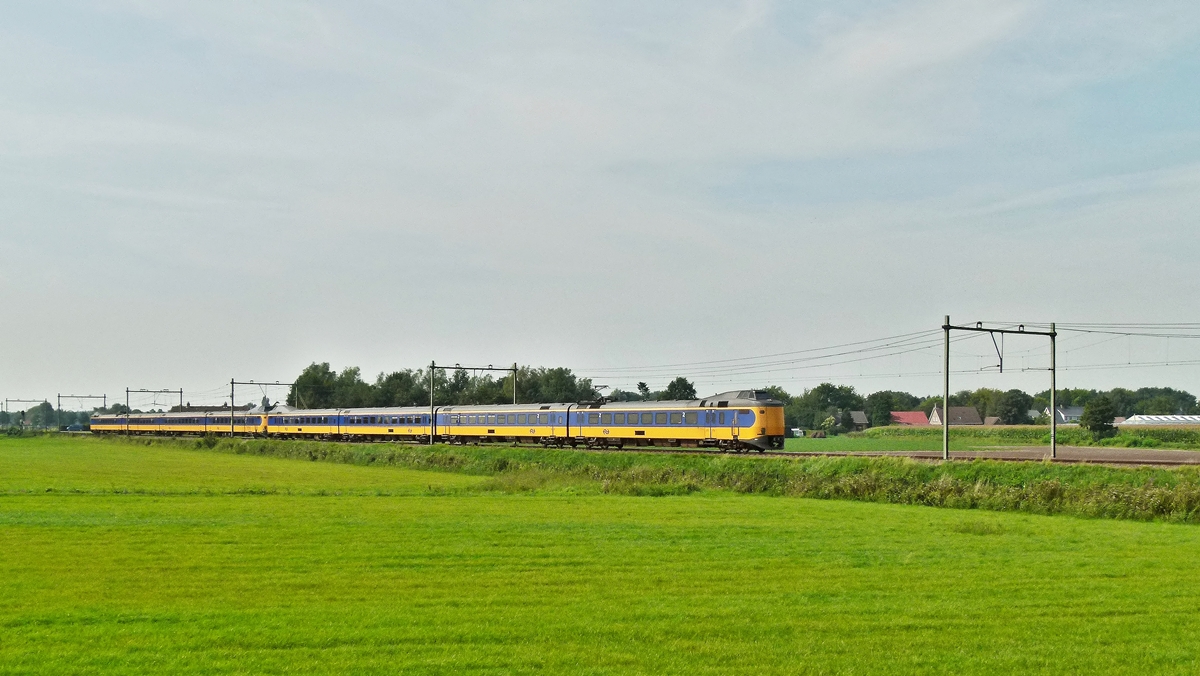 . Zwei gekuppelte NS Koploper (ICMm / Plan Z) fahren am 02.09.2011 durch die weite niederl�ndische Landschaft zwischen Bosschenhoofd und Etten-Leur. (Jeanny)