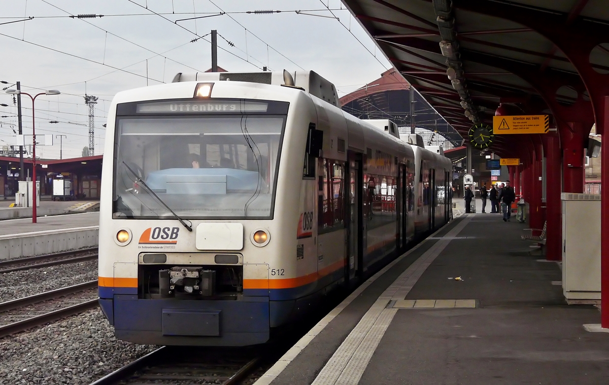 . Zwei gekuppelte OSB (Ortenau S-Bahn) Stadler Regio Shuttle der SWEG (S�dwestdeutsche Verkehrs AG) standen am 29.10.2011 am Stumpfgleis im Gare Centrale von Strasbourg. 

Beide Fahrzeuge haben eine SCNF Zulassung und bedienen die Verbindung Strasbourg- Kehl-Offenburg. (Hans)