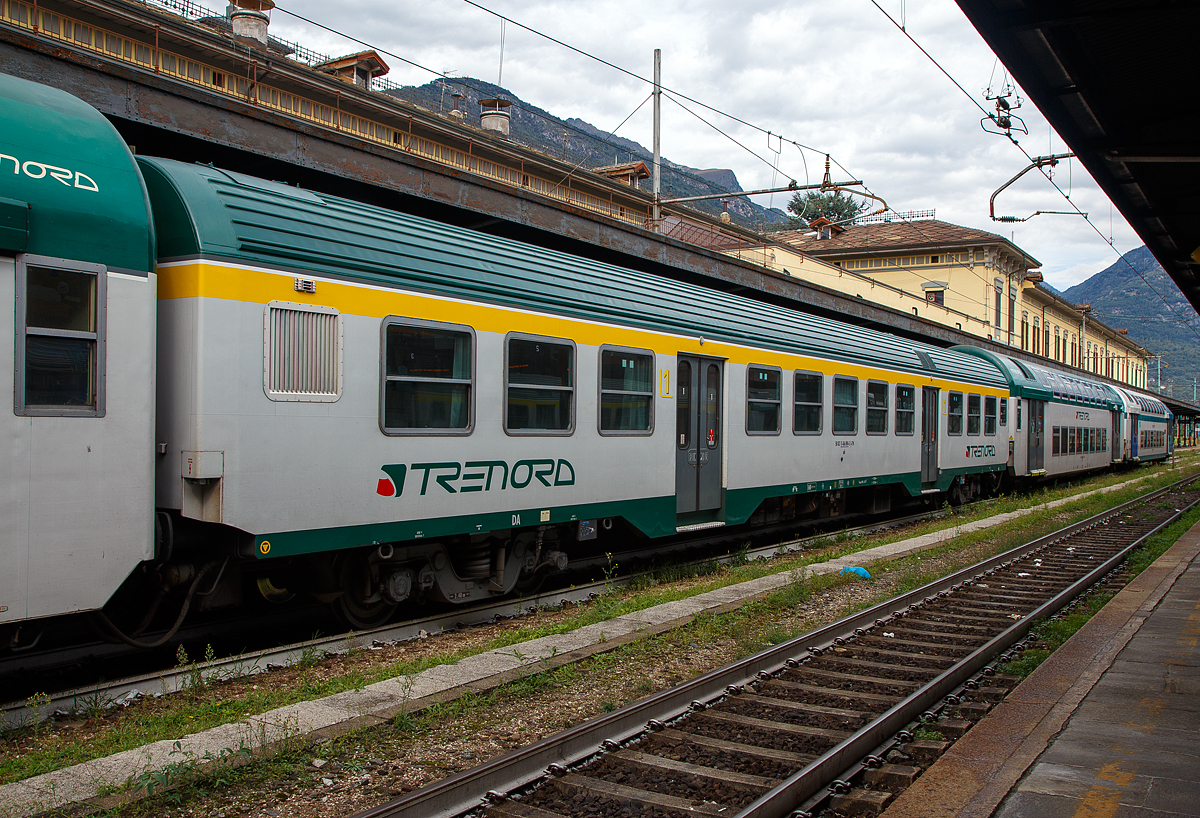 1. Klasse MDVC-Reisezugwagen (MDVC steht für Medie Distanze Vestiboli Centrali, deutsch für Mittlere Entfernungen in Ballungsräumen) 50 83 82-87 134-3 I-TN der TRENORD, der Gattung nA am 15.09.2017 im Zugverband im Bahnhof Domodossola.

Die den Wagen handelt es sich um in Italien hergestellte Eisenbahnwaggons die speziell für den Einsatz für mittlere Entfernungen wie z.B. RE (Regionalexpress Züge).. 

TECHNISCHE DATEN: 
Spurweite: 1.435 mm
Länge über Puffer:  26.400 mm
Breite: 2.825 mm
Höhe: 3.965 mm
Drehzapfenabstand: 19.000 mm
Achsstand im Drehgestell:  2.400 mm
Laufraddurchmesser : 860 mm (neu)
Fußbodenhöhe: 1090 mm
Eigengewicht: 39 t
Sitzplätze:  82 (1. Klasse) 
Höchstgeschwindigkeit:  160 km/h
Bremsbauart:  Freno WU-R 59 t