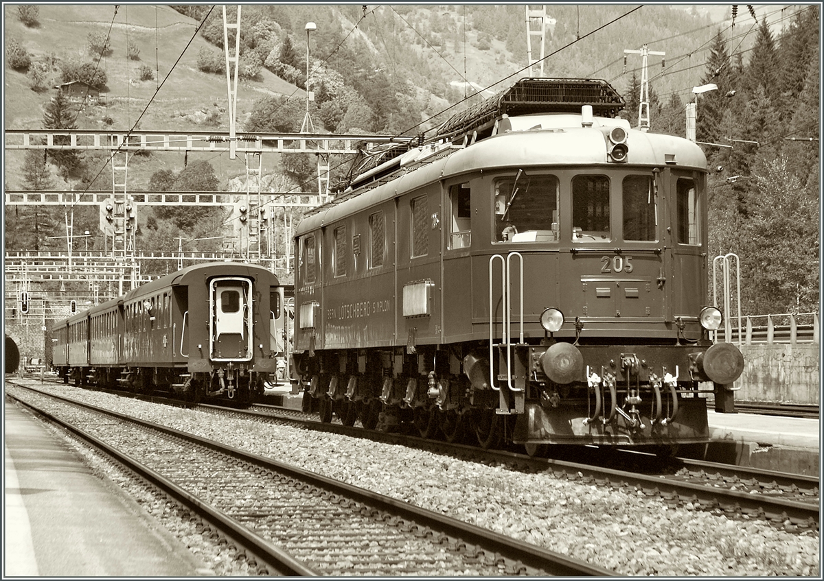100 Jahre BLS: die Ae 6/8 205 beim Umsetzten in Goppenstein.
7. Sept. 2013