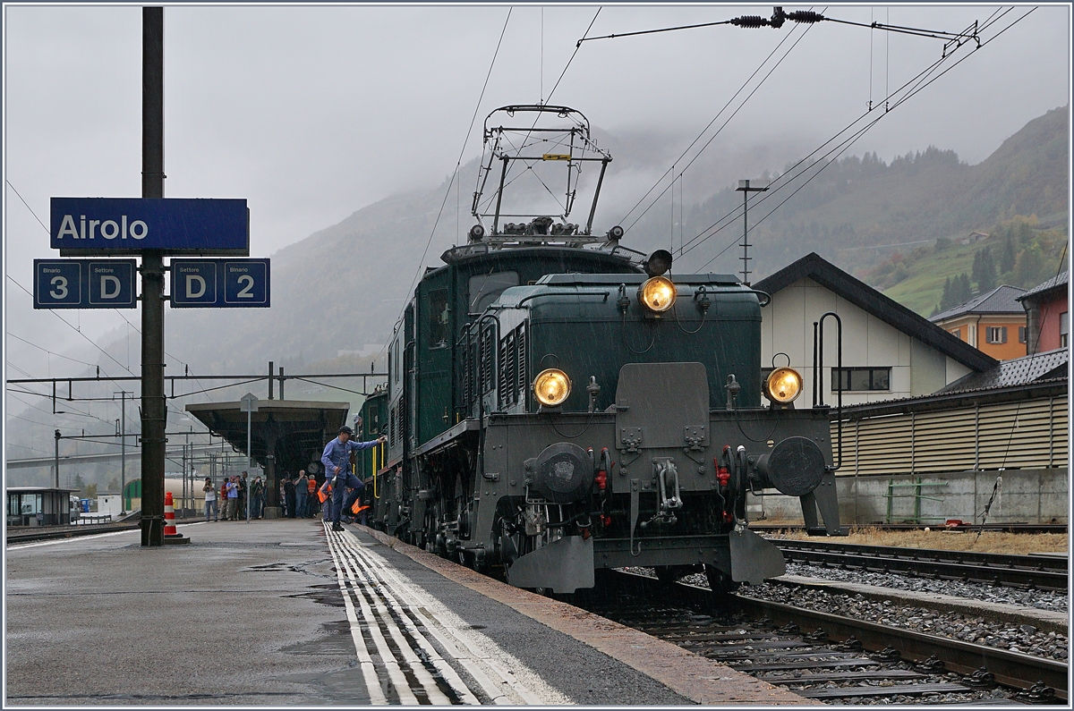 100 Jahre Krokodil. Der Extrazug zum 100 Jahre Krokodil-Jubiläum meldet in Airolo nach dem  Kontroll- und Schmierhalt  keine Probleme und so geht für die Ce 6/8 III 14305 (9185 4601 305-6), die SOB Be 6/8 III 13302 (91 85 4601 302-3) und die Ce 6/8 II 14253 (91 85 4601 253-8) die Fahrt weiter.

19. Okt. 2019