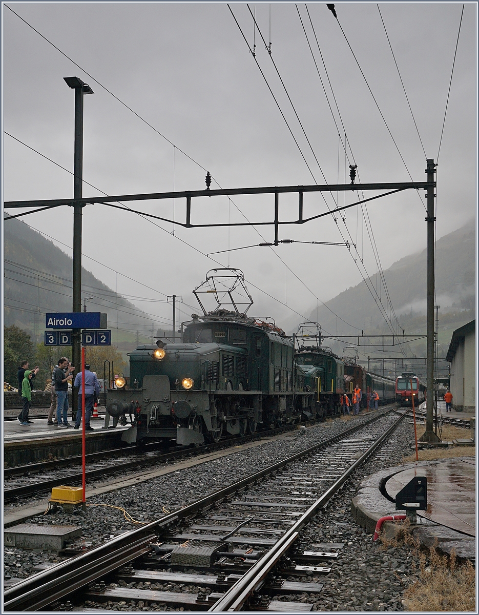 100 Jahre Krokodil. Der Extrazug zum 100 Jahre Krokodil-Jubiläum hat Airolo erreicht. An der Spitze die Ce 6/8 III 14305 (9185 4601 305-6), dann die SOB Be 6/8 III 13302 (91 85 4601 302-3) und dann das  Geburtstagskind , die Ce 6/8 14253 (91 85 4601 253-8) gefolgt von zehn ausgebuchten Wagen.

19. Okt. 2019