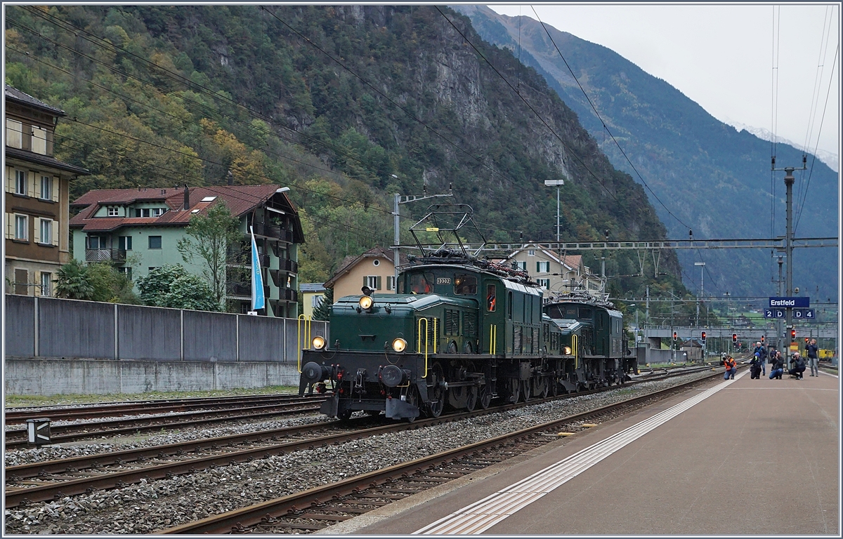 100 Jahre Krokodil: Die beiden grünen Krokodile, die SBB Historic Ce 6/8 III 14305 (91 85 4601 305-6) und die bei der SOB eingestellte Be 6/8 III 13302 (91 85 4601 302-3) haben das Depot verlasen und sind nun auf der Rangierfahrt zur Ce 6/8 II mit ihrem langen Extrazug, welcher mittlerweile auf Gleis 1 aufgestellt wurde.

19. Okt. 2019