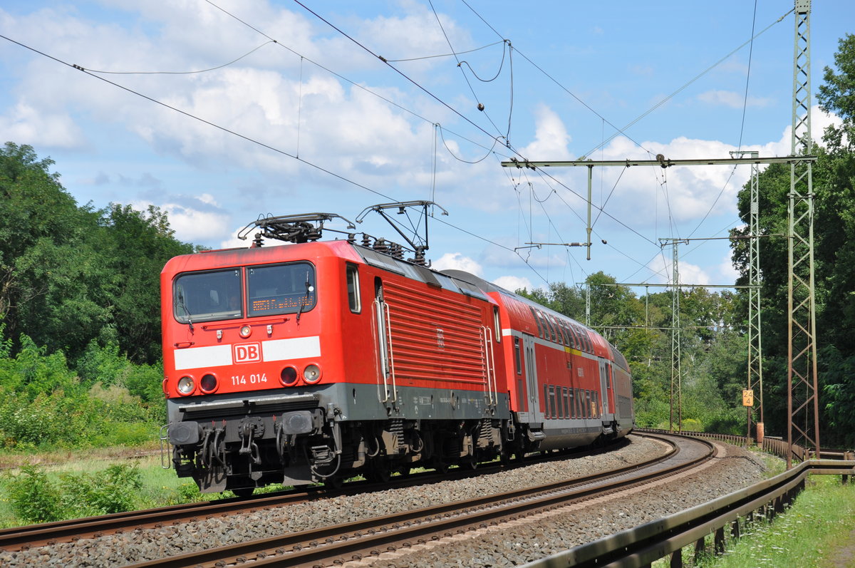 114 014 f�hrt am 09.08.2017 mit ihrer RB51-Garnitur den Hanauer Hauptbahnhof entgegen.