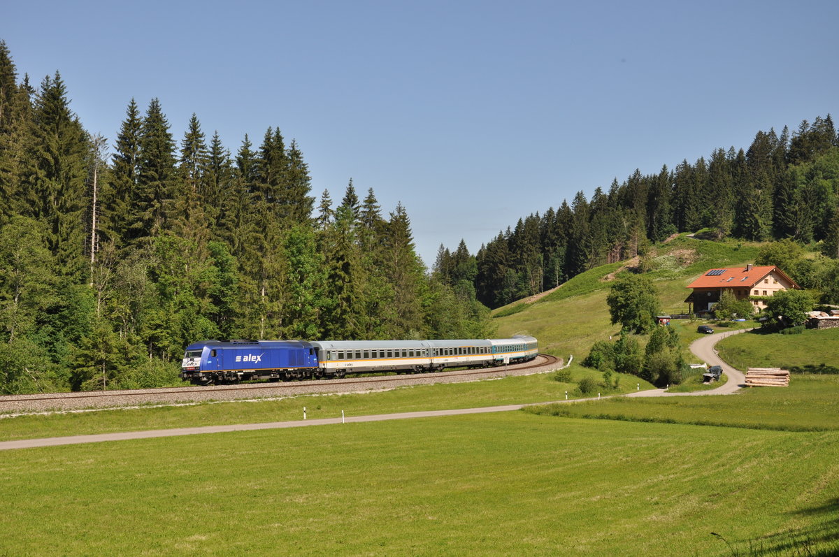 1223 015-9 zog am 13.06.2020 den ALX84107 nach München Hbf und konnte dabei in Oberstaufen fotografiert werden. 
