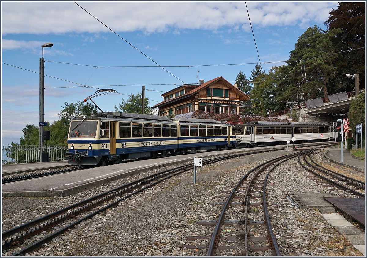 125 Jahre Rochers de Naye Bahn 1897 - 2017: die Feierlichkeiten zum Jubil�um 125 Jahre Rochers de Naye Bahn fanden Mitte September statt, unter anderem mit einer live kommentierten Fahrzeugparade in Glion. Programmpunkt Nummer drei war dann der Regelzug vom Rochers de Naye nach Montreux, welcher mit dem erste gelieferten und dem letzen gebauten Bhe 4/8 301 und 305 bestand. Die f�nf Bhe 4/8 k�nnen seit einigen Jahren in Vielfachsteuerung verkehren und bew�ltigen praktisch den gesamten Verkehr auf der Rochers de Naye Bahn. Der Bhe 4/8 305 wurde nachtr�glich bei der MOB in Chernex nachgebaut; vier gleiche Z�ge (jedoch ohne Vielfachsteuerung) verkehren auch auf der Monte Generosso Bahn. 16. Sept. 2017