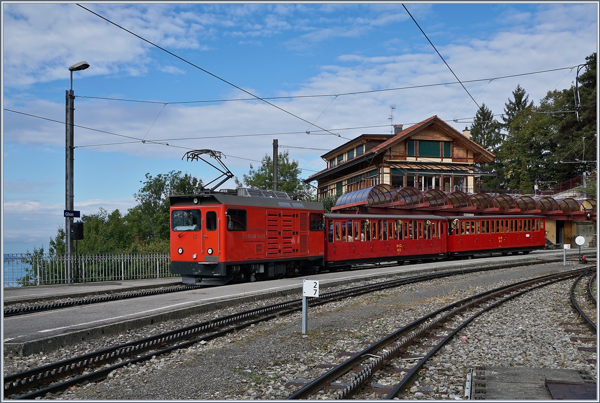 125 Jahre Rochers de Naye Bahn 1897 - 2017: die Feierlichkeiten zum Jubiläum 125 Jahre Rochers de Naye Bahn fanden Mitte September statt, unter anderem mit einer Fahrzeugparade in Glion. Da sich Idee, eine Dampflokomotive anzumieten zerschlug, war von der Substanz her nicht allzu an Überraschenes zu erwarten. Trotzdem wurde eine kleine, gelungene Parade gezeigt. Die Feierlichkeiten ermöglichten auch, Fotostellen zu nutzen, die sonst öffentlich nicht zugänglich sind. 
Den Anfang der Parade machte der  Belle-Epoque  Zug, welcher im Jubiläumsjahr schon den ganzen Sommer mit zwei Zugspaaren das Regelangebot ergänzte. Heute wurde der Zug, des etwas unsicheren Wetters wegen mit zwei roten Belle Epoque Wagen und der schiebendne Hem 2/2 12 geführt, der sonst eingesetzte blaue  Sommerwagen  blieb im Dépôt.
16. Sept. 2017