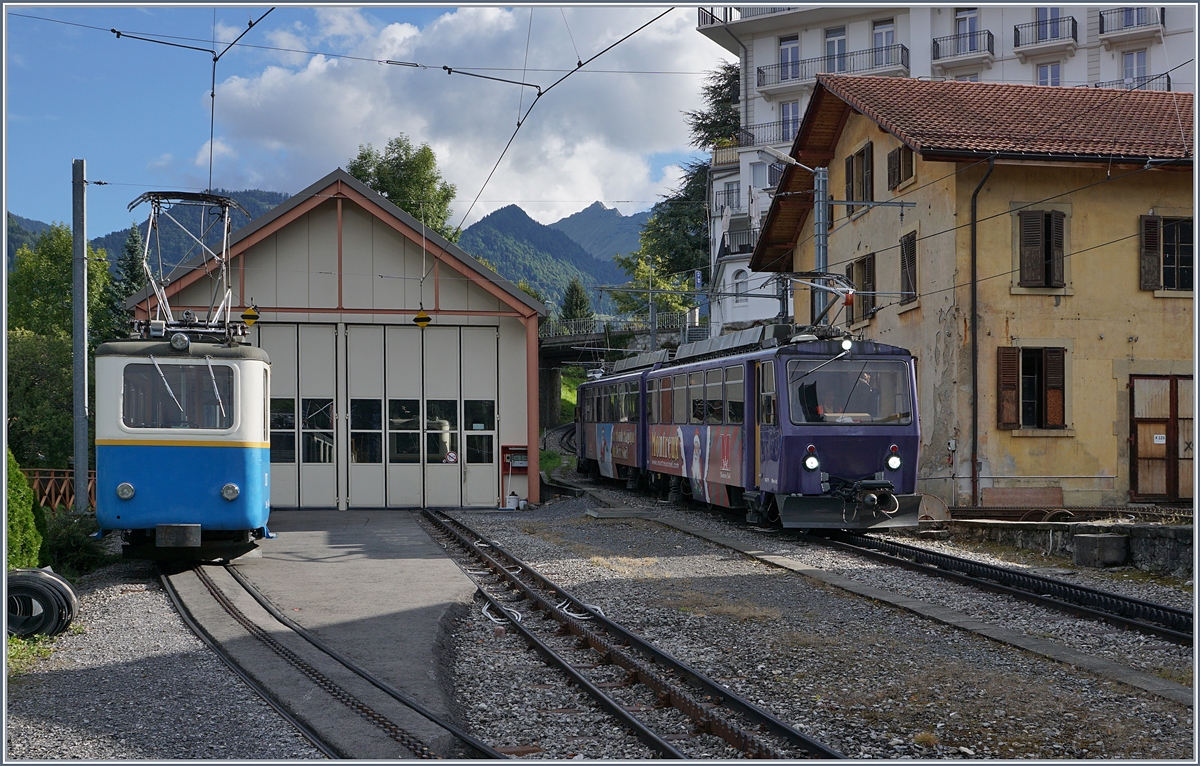 125 Jahre Rochers de Naye Bahn 1897 - 2017: Noch bevor die Feierlichkeiten zum Jubiläum 125 Jahre Rochers de Naye Bahn mit einer live kommentierten Fahrzeugparade in Glion stattfanden gab es dort schon das eine oder andere zu fotografieren: Der Bhe 2/4 207 wartet im Depot vn Glion auf seinen Einsatz während rechts im Bild ein Bhe 4/8 Richtung Montreux unterwegs ist.
16. Sept. 2017
