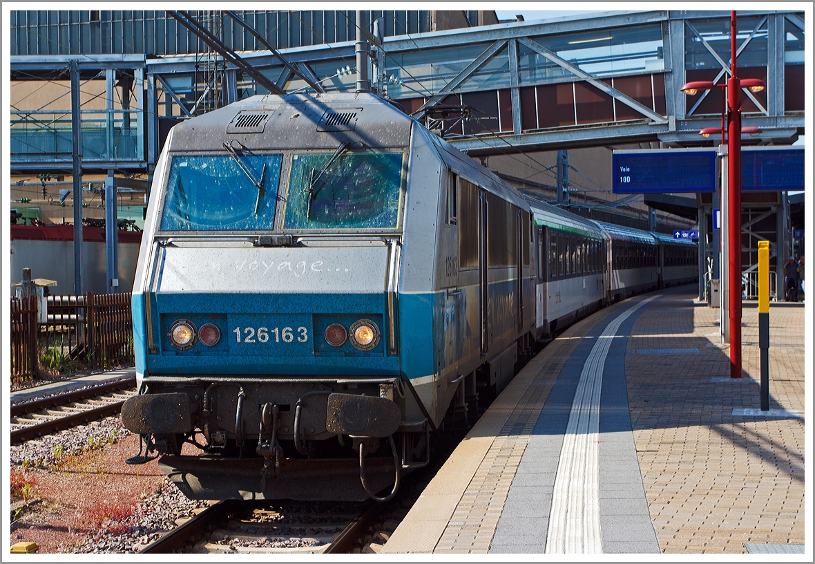 126163 der SNCF im  en voyage  Design mit dem IC 296 Mulhouse - Luxembourg am 17.06.2013 im Bahnhof Luxemburg (Stadt). 

Die Lok hat die NVR-Nummer 91 87 0026 163-2 F-SNCF sie ist eine Zweisystemlok der Serie BB 26000 die vom Alstom (ehem. Alsthom) gebaut wurde. 
Die BB 26000 ist unter dem Kunstnamen  Sybic  gut bekannt, dieses wurde aus synchrone für die Synchronmotoren und bicourant für die Zweisystemfähigkeit gebildet.