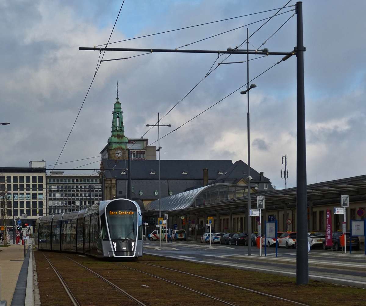 13.12.2020.  Erster Tag der Personenbef�rderung der Stra�enbahn in der Stadt Luxemburg.  
Die Tram wechselt hinter der Endstation „ Gare Cental“ das Gleis um nach kurzem Halt und wenn der Fahrer den F�hrerstand gewechselt hat die R�ckfahrt in die Oberstadt anzutreten. 