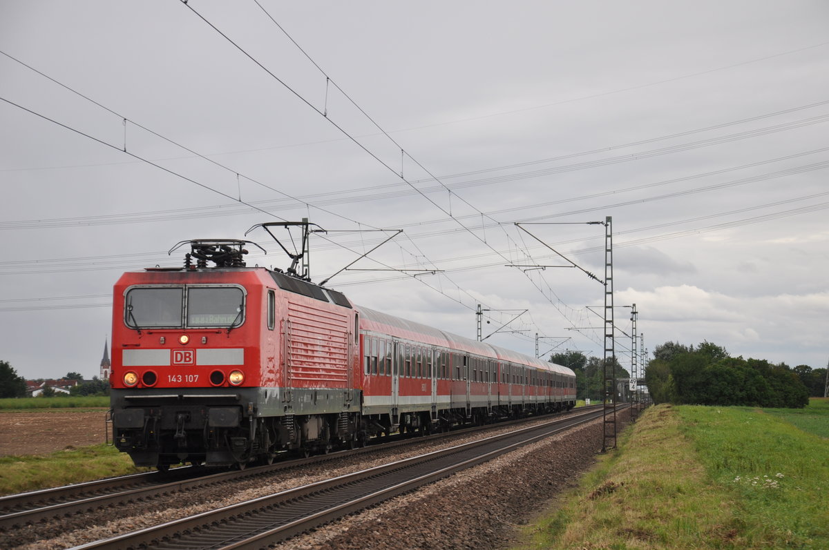 143 107 f�hrt am 09.09.2017 als Ersatz f�r eine 111 den RE70 nach Frankfurt Hbf, hier ist die Garnitur kurz vor Gro� Gerau-Dornheim.