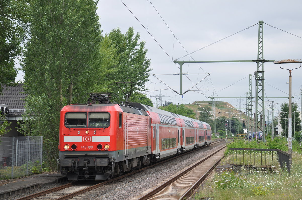 143 189 f�hrt mit ihrer RB22(15417) am 03.07.2017 durch Frankfurt-Griesheim in Richtung Frankfurt Hbf.