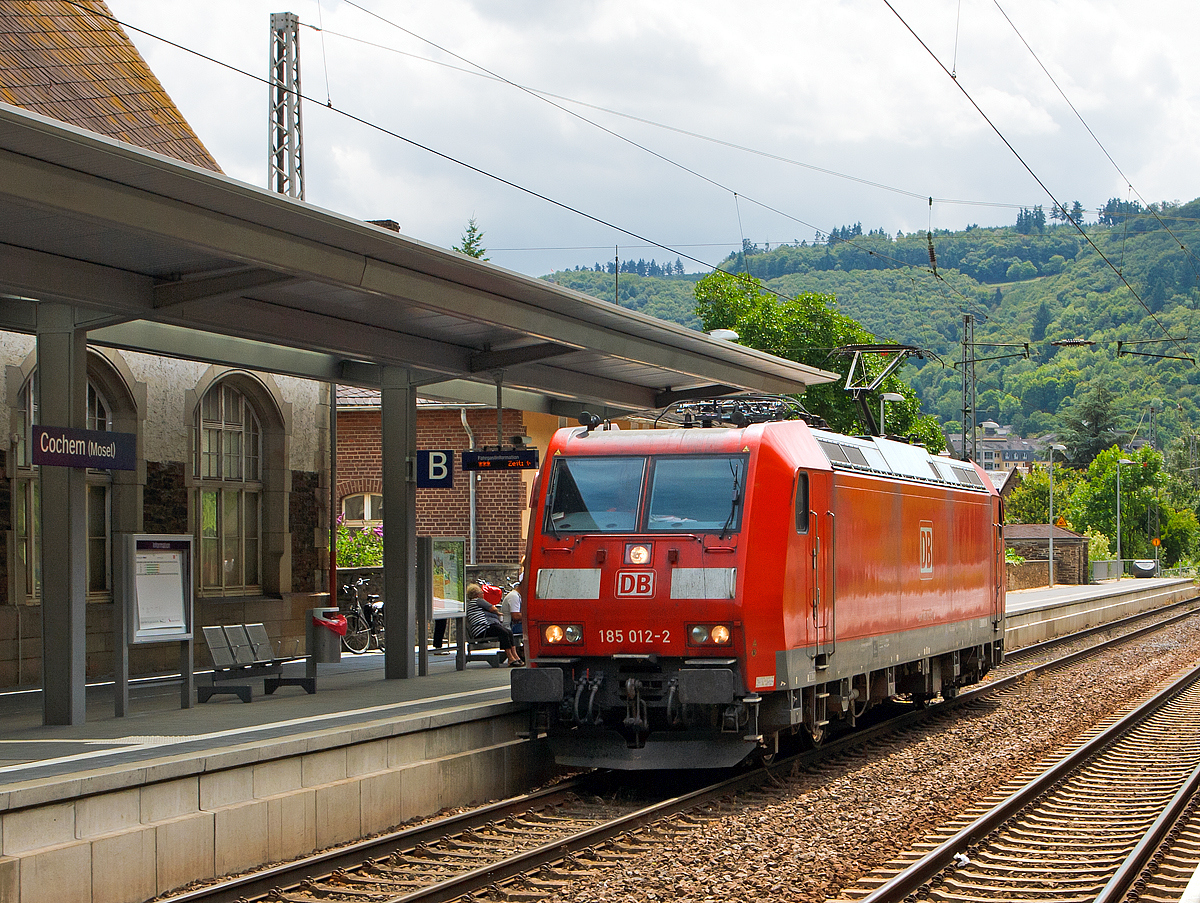 
185 012-2 der DB Schenker Rail Deutschland AG durchfährt Lokzug (solo) den Bahnhof Cochem (Mosel)am 18.07.2012 in Richtung Koblenz. 

Die  TRAXX F140 AC1 (BR 185.1) wurde 2001 bei Bombardier in Kassel unter der Fabriknummer 33409 gebaut. Sie hat seit 2007 die NVR-Nummer 91 80 6185 012-2 D-DB und die EBA-Nummer EBA 99A22A 012.