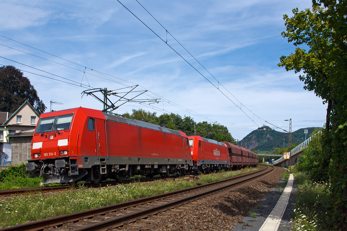 
185 314-2 und 185 213-6 der DB Schenker Rail Deutschland AG ziehen einen Kohlezug am 11.08.2011, auf der rechten Rheinstrecke, bei Rheinbreitbach Richtung Süden. Im Hintergrund ist der Drachenfels.