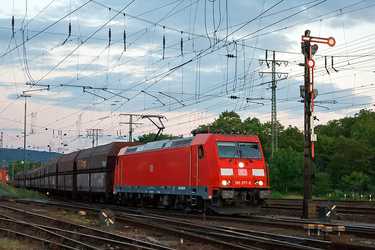 
185 377-9 der DB Schenker Rail Deutschland AG fährt am 14.06.2014 mit einem leeren Kohlezug (Fals/Faals Ganzzug) durch Koblenz-Lützel in Richtung Norden. 
Aufgenommen aus dem DB-Museum heraus (abgesicherter Bereich). 

Die TRAXX F140 AC2 (BR 185.2) wurde 2009 bei Bombardier in Kassel unter der Fabriknummer 34657  gebaut.  Sie hat die komplette NVR-Nummer 91 80 6185 377-9 D-DB und die EBA-Nummer  EBA 03J15A 160.