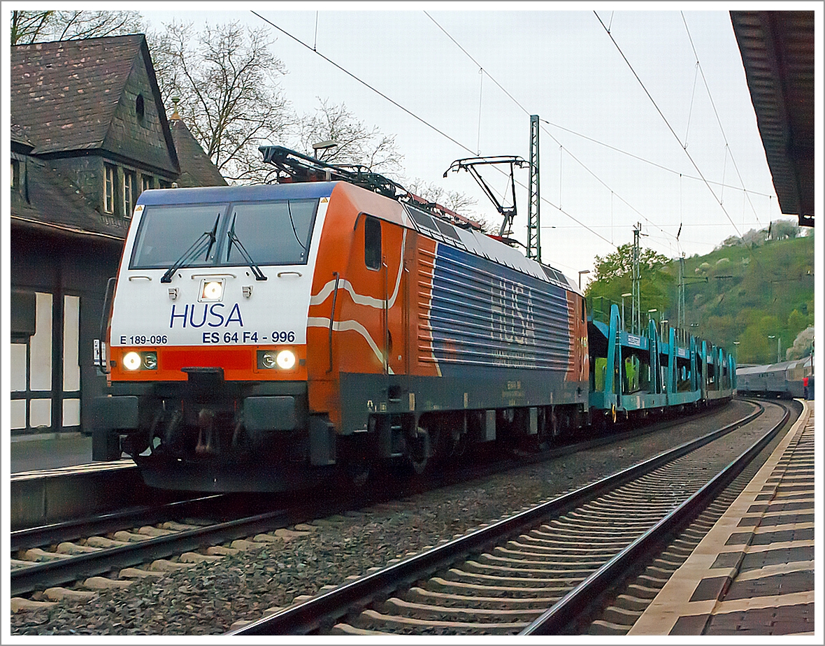 189 096-1 / ES 64 F-996  (91 80 6189 096-3 D-DISPO, Class 189 VJ ( = Zugsicherungssystem Paket f�r Deutschland und die Niederlande) der HUSA Transportation zieht  einen leeren Autotransportzug am 28.04.2013 durch den Bahnhof Linz am Rhein in Richtung S�den.