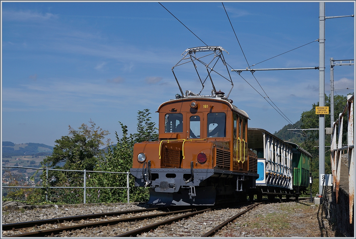 1911 von der Bernina Bahn als Vorspannlok Ge 2/2 61 beschafft, verlässt die RhB Ge 2/2 161  Asnin  /  Eselchen  Chamby als Gastlok zum 50 Jahre Jubiläum der Museumsbahn Blonay Chamby mit einem Zug nach Chaulin.

Zur Freude aller spendierte die RhB der (damals) 107 Jahre alten Lok für die Reise an den Genfersee ein neues, braunes Farbkleid und einen Scherenstromabnehmer.
Zwischenzeitlich ist die Lok noch ein paar Jahre älter, und verrichtet wieder ihren Dienst bei der RhB, immer noch in Braun, aber wieder mit einem Einholmstromabnehmer.

9. Sept. 2018