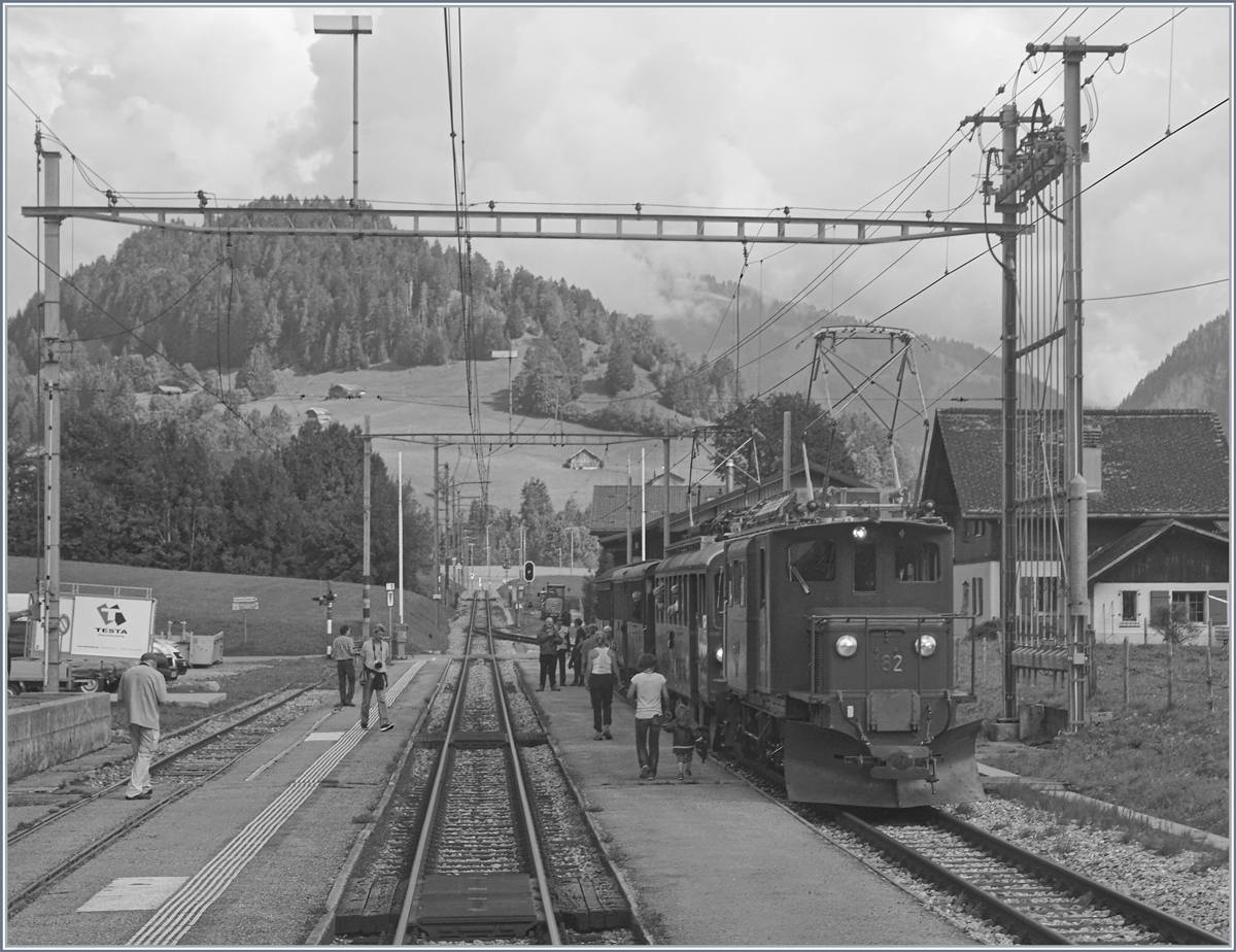 1968-2018 - 50 Jahre Blonay-Chamby Bahn Museumsbahnbetrieb: Trotz der mangelnder Qualität möchte ich dies Bil zeigen, denn es kommt nicht alle Tage vor, das ein RhB Krokodil sich auf der MOB zu sehen ist: Im Rahmen der BC Jubiläumsfeier fuhren von Montreux und Bulle Museumsextrazüge nach Gstaad und zurück, das Bild durch Fenster eines MOB Zugs aufgenommen zeigt die Ge 4/4 182 in Rougemont. 

14. Sept. 2018 