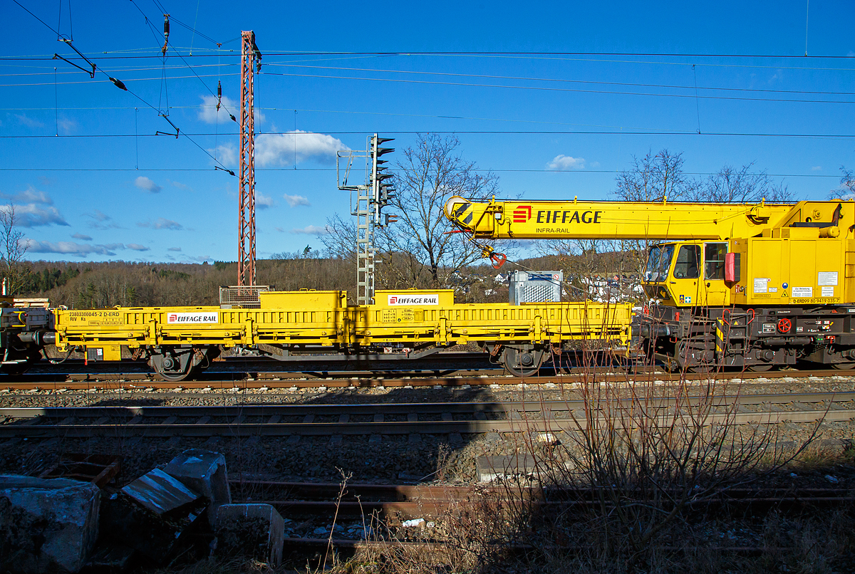2-achsiger Flachwagen mit klappbaren Seitenborden und Rungen, der Eiffage Infra-Rail, 23 80 3300 045-2 D-ERD, der Gattung Ks, hier als Schutzwagen zum GOTTWALD Gleisbauschienenkran GS 20.08 T, am 27.02.2021 bei einer Zugdurchfahrt in Rudersdorf (Kr. Siegen) in Richtung Siegen. Dahinter der GOTTWALD Gleisbauschienenkran GS 20.08 T, Schweres Nebenfahrzeug Nr. 99 80 9419 035-7 D-ERD.

TECHNISCHE DATEN: 
Spurweite: 1.435 mm
Länge über Puffer:  13.860 mm
Achsabstand:  8.000 mm
Länge der Ladefläche:  12.600 mm 
Ladefläche: 34,6 m²
Höchstgeschwindigkeit:  beladen 100 km/h / leer 120 km/h
Eigengewicht:  13.000 kg
Maximale Ladegewicht:  27,0 t (ab Streckenklasse C)
Kleinster bef. Gleisbogenradius:  35 m
Bremse: KE-GP
Intern. Verwendungsfähigkeit: RIV
