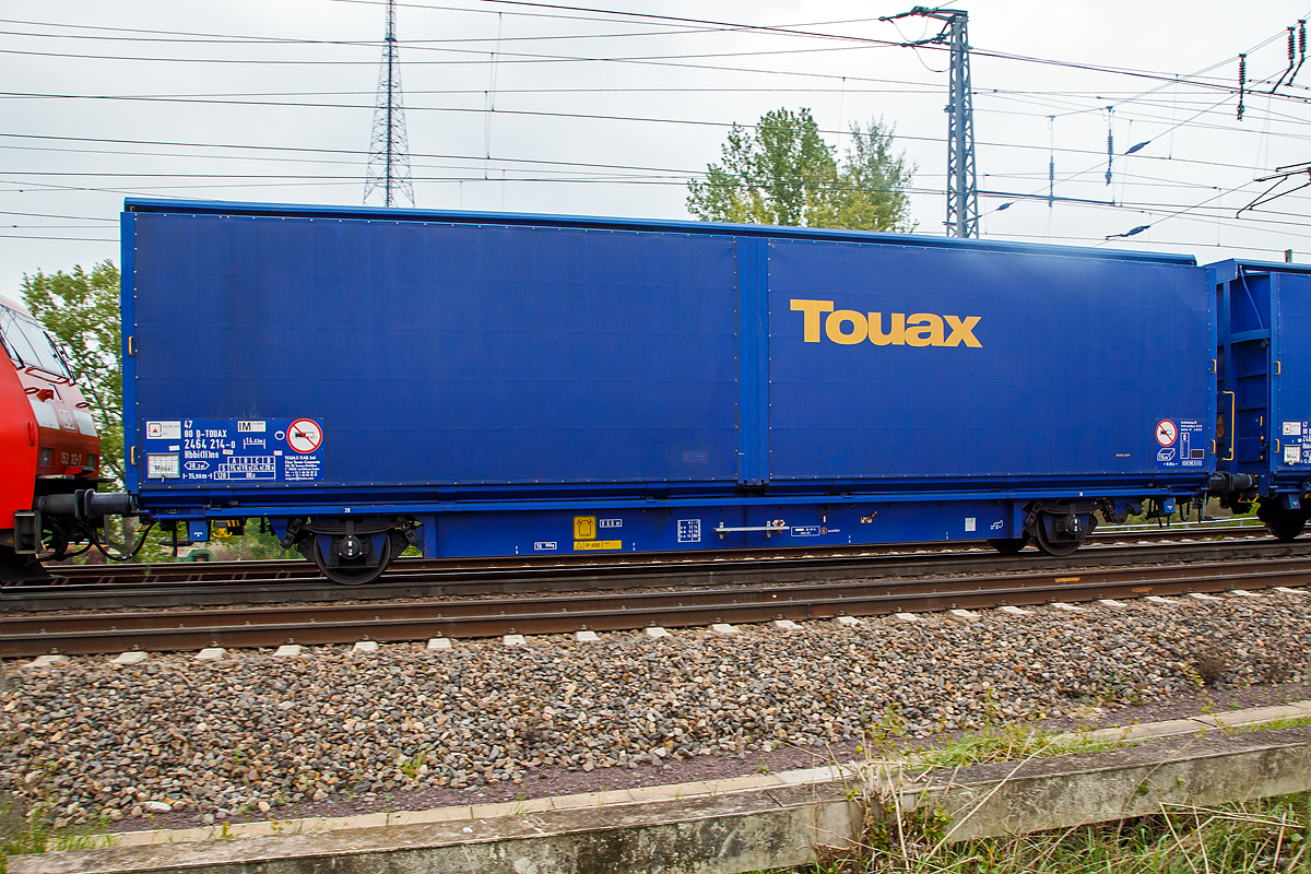 2-achsiger Gro�r�umiger Schiebeplanenwagen 47 80 2464 214-0 D-TOUAX der Gattung Hbbi(ll)ns der Touax Rail Ltd am 06.05.2017 bei einer Zugfahrt in Magdeburg Neustadt.

Technische Daten:
Hersteller:  Greenbrier Europe
Spurweite: 1.435 mm
Anzahl der Achsen: 2
L�nge �ber Puffer: 15.895 mm
Ladel�nge: 14.635 mm
L�nge �ber Kopfst�ck: 14.655 mm
Ladebreite zwischen Schiebew�nden:  2.620 mm
Ladefl�che: 38,3 m�
Achsabstand: 10.000 mm
Fu�bodenh�he von SOK:  1.200 mm
Min. befahrbarer Kurvenradius:  R= 60 m
Eigengewicht: 16,1 t
Max. Ladegewicht: 29,9 t
Maximale Radsatzlast: 22,5 t
Schiebewand�ffnung: 2 x 7.138 mm
H�chstgeschwindigkeit: 100 km/h (beladen) / 120 Km/h (leer)
