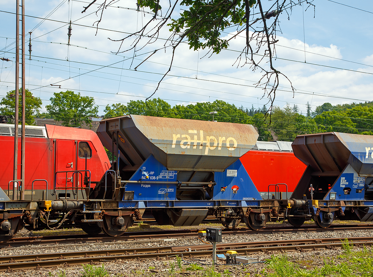 2-achsiger offener Sch�ttgutwagen mit dosierbarer Schwerkraftentladung (Schotterwagen) 23 84 NL-RP 6437 638-9 der Gattung Fccpps der voestalpine Railpro B.V (NL) abgestellt am 12.05.2018 in Kreuztal

Diese Wagen wurden ab 1962 von Talbot in Aachen f�r die NS als Fcs oder als Tds gebaut. Ab 1982 wurden die Wagen von den Firmen Jansen und WBA (NL) zu Fccpps umgebaut. Die Firma  Railpro  mietete diese Wagen ab 1995 an bzw. kaufte sie 2002 von der NS und lie� sie aufarbeiten, dabei erhielten sie einen blauen Neuanstrich und den Schriftzug railpro. Seit 2002 geh�rt Railpro zur der �sterreichischen Voestalpine Gruppe.

Technische Daten:
Spurweite: 1.435 mm (Normalspur)
Anzahl der Achsen: 2
L�nge �ber Puffer: 9.640 mm
Achsabstand: 6.000 mm
Eigengewicht: 10.300 kg
Ladevolumen: 22 m�
Max. Ladegewicht: 28.200 kg (ab Streckenklasse C)
H�chstgeschwindigkeit: 100 km/h (beladen) 120 km/h (leer)
Bauart der Bremse: O-GP
Handbremse: keine