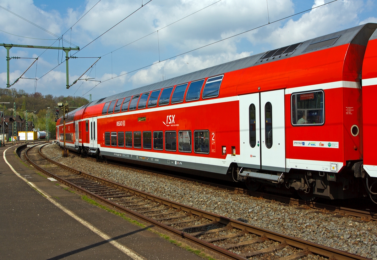 
2. Klasse Doppelstock-Wagen (DoSto) D-DB 50 80 26 - 81 269 - 5 DBpz 781.2, der Wagen ist  klimatisiert, besitzt BiLED-Anzeigen und ist für 160 km/h zugelassen. Hier im RE 9 (rsx - Rhein-Sieg-Express) am 12.04.2014 im Bahnhof Betzdorf/Sieg. 