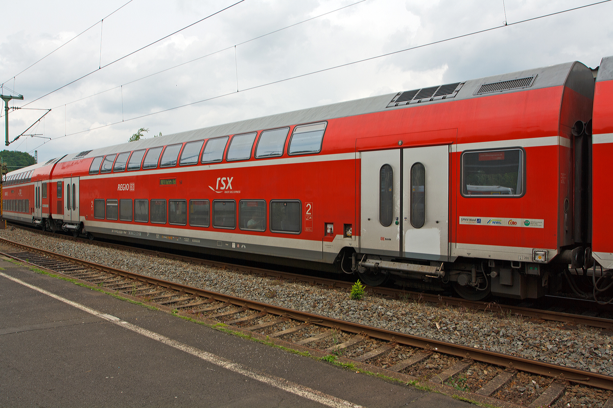 
2. Klasse Doppelstock-Wagen (DoSto) D-DB 50 80 26 - 81 264-6 DBpz 781.2, der Wagen ist klimatisiert und besitzt BiLED-Anzeigen.

Hier im RE 9 (rsx - Rhein-Sieg-Express) am 04.06.2014 im Bahnhof Betzdorf/Sieg.

Technische Daten:
Spurweite: 1.435  mm
Länge über Puffer: 26.800 mm
Wagenkastenlänge: 26.400 mm
Gesamtachsstand: 22.500 mm
Drehzapfenabstand: 20.000 mm
Drehgestellachsstand: 2.500 mm
Wagenkastenbreite: 2.774 mm
Raddurchmesser:  920 mm
Eigengewicht: 50 t
zul. Höchstgeschwindigkeit: 160  km/h