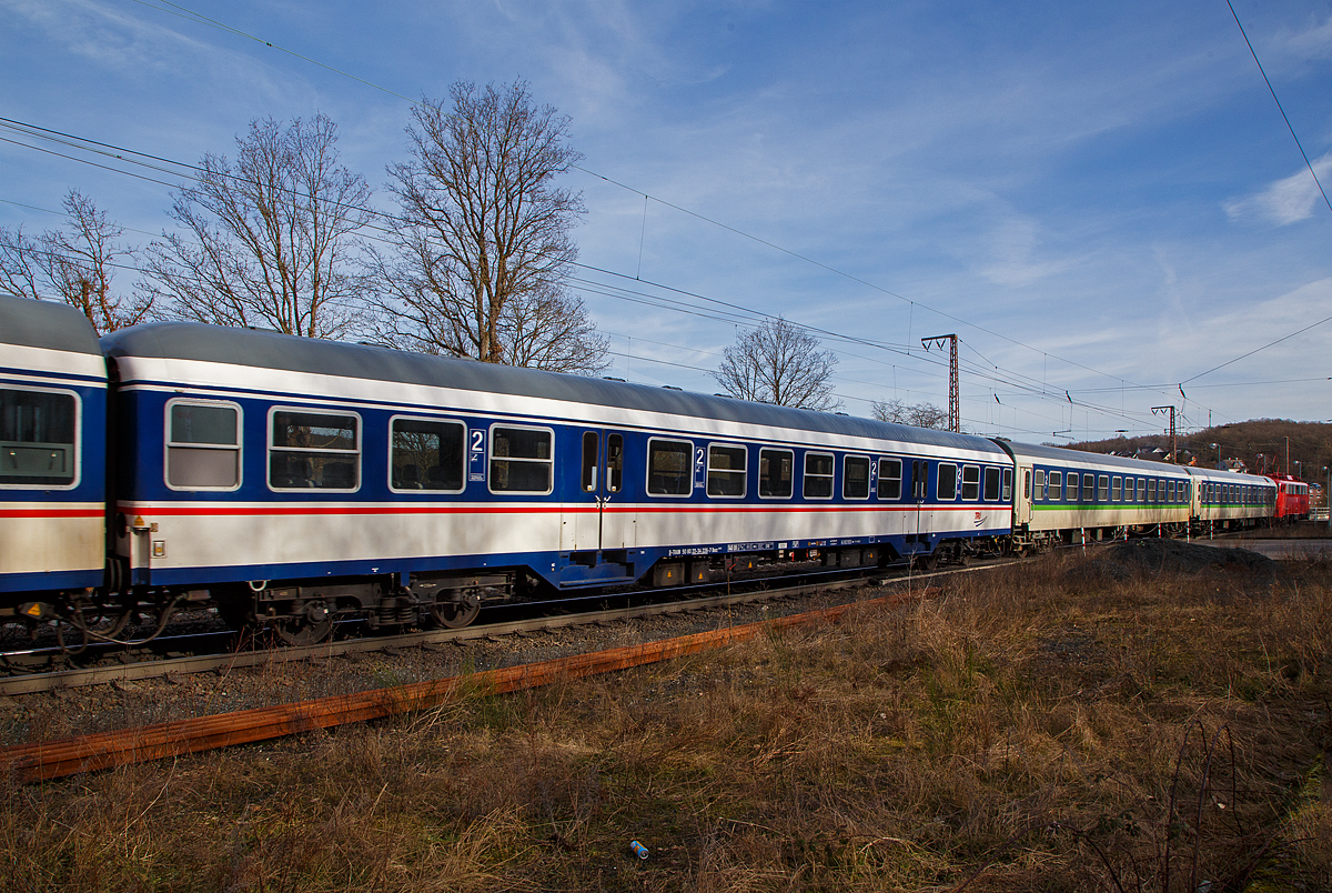 2. Klasse Nahverkehrs-Reisezugwagen (n-Wagen / ex Silberling) D-TRAIN 50 80 22-34 226-7 Bnrz 446.0 (ex Bnrz 725.2) der TRI Train Rental GmbH, am 12.02.2022 am Zugschluss bei einer Zugdurchfahrt in Rudersdorf. Zuglok war die GfF 110 459-5 der Gesellschaft für Fahrzeugtechnik mbH.

Der Wagen wurde 1973 als D-DB 50 80 22-34 226-7 Bnrz 725.2 vom AW Karlsruhe gebaut, die Serie bestand aus 450 Wagen (zw. 1971 bis 1977), 1995 erfolgte im AW Neumünster der Umbau in die Gattung Bnrz 446.0 (Design „OFV Schleswig-Holstein“), seit ca. 2016 ist er bei der TRI - Train Rental GmbH.

TECHNISCHE DATEN:
Hersteller AW Karlsruhe
Gattung/Bauart: Bnrz 446.0 (ex Bnrz 725.2)
Spurweite: 1.435 mm
Länge über Puffer: 26.400 mm
Wagenkastenlänge: 26.100 mm
Wagenkastenbreite:  2.825 mm
Höhe über Schienenoberkante: 4.050 mm
Drehzapfenabstand: 19.000 mm
Achsstand im Drehgestell: 2.500 mm
Drehgestellbauart:  Minden-Deutz 432
Leergewicht: 33 t
Höchstgeschwindigkeit:  140 km/h
Sitzplätze: 96
Abteile: 3 Großräume 2. Klasse
Toiletten: 1 (geschlossenes System)
Bremse: KE-GPR-A (D)
Zulassung: Deutschland, Österreich, Schweiz