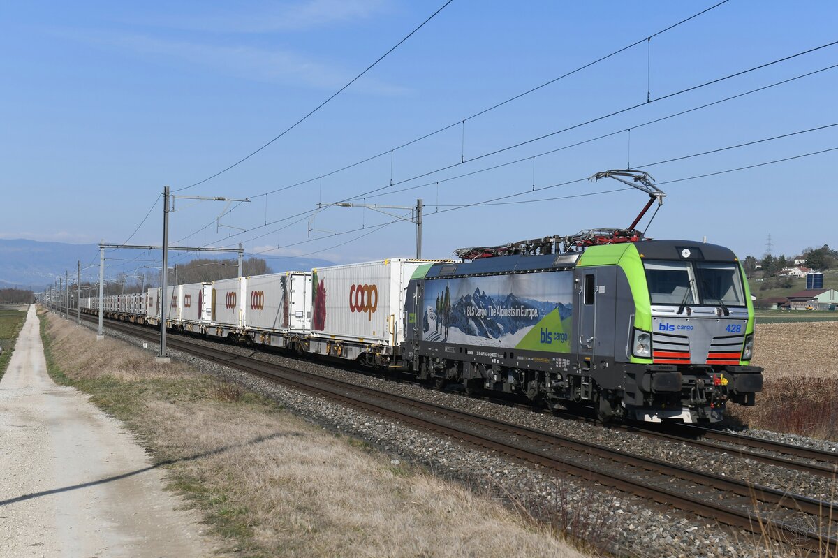 2025-03-07.BLS Cargo Bavois
Locomotive électrique siemens Vectron 
Re 475 428 louer à RailCare 

© la photo vous intéresse merci de me contacter
photos-vietti-violi@ik.me

https://www.flickr.com/photos/ovietti-violi/54381354101/in/datetaken-public/