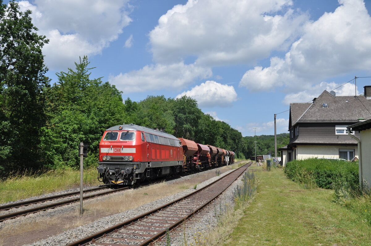 218 191-5 steht am 03.07.2021 mit einem Schotterzug in Wallmerod und wartet auf die Rückfahrt nach Limburg(Lahn) über Montabaur.  