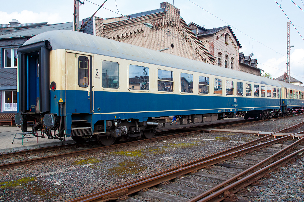 2.Klasse Intercity-Abteilwagen (UIC-X-Wagen) in ozeanblau-beige, D-DB 51 80 22-90 489-1, der Gattung/Bauart Bm235.0, vom DB Museum Koblenz zu Besuch am 26.08.2017 im Südwestfälischen Eisenbahnmuseums in Siegen.

TECHNISCHE DATEN:
Spurweite: 1.435 mm
Länge über Puffer: 26.400 mm
Wagenkastenlänge: 26.100 mm
Wagenkastenbreite: 2.825 mm
Höhe über Schienenoberkante: 4.050 mm
Drehzapfenabstand: 19.000 mm
Achsstand im Drehgestell: 2.500 mm
Drehgestellbauart: Minden-Deutz 366
Leergewicht: 39 t
Höchstgeschwindigkeit: 200 km/h
Sitzplätze (zweiter Klasse): 72
Abteile: 12 Abteile 2. Klasse
Toiletten: 2
Bremsbauart: KE-GPR-Mg
Bremsgewichte: P 47 t, G 36 t