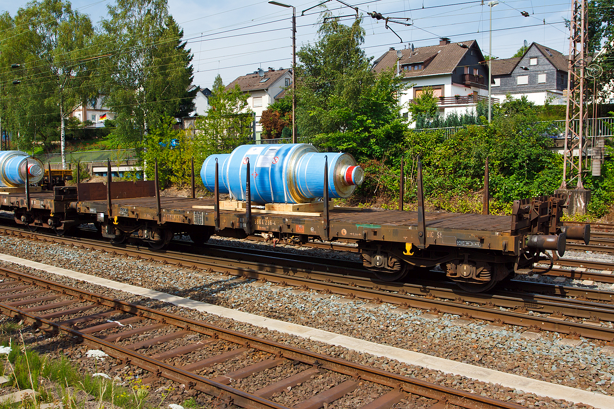 4-achiger Drehgestellflachwagen mit Rungen, Stirnwandklappen und klappbaren Ladeschwellen, jedoch ohne Seitenwandklappen (Gattung Rmms 663) 31 80 3964 236-4 der DB Schenker Rail Deutschland AG, hier am 18.07.2014 in Kreuztal, belanden mit einer Walze der Firma Gontermann-Peipers (Siegen). 

Technische Daten:
Achsanzahl: 4
Ladel�nge: 12.644 mm 
Ladebreite: 2.904 mm
Ladefl�che: 36,0 m2
L�nge �ber Puffer: 14.040 mm
Drehzapfenabstand: 9.000 mm
Achsabstand im Drehgestell: 1.800 mm
H�chstgeschwindigkeit: 100 km/h
Maximales Ladegewicht: 59 t
Eigengewicht: 19.800 kg