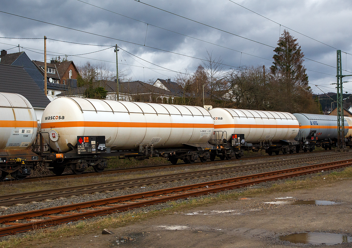 4-achsiger 110 m³-Drehgestell-Druckgaskesselwagen der Gattung Zags (mit Sonnenschutz), 37 84 7813 349-9 NL-WASCO, der WASCOSA AG, laut Gefahrguttafel (23/1077) mit Propen (brennbares Gas) beladen am 09.03.2019 im Zugverband bei einer Zugdurchfahrt in Mudersbach (Sieg) in Richtung Köln.

TECHNISCHE DATEN (gem. Anschriften) :
Spurweite: 1.435 mm
Achsanzahl: 4 (in 2 Drehgestelle)
Länge über Puffer : 18.000 mm
Drehzapfenabstand: 12.100 mm
Achsabstand im Drehgestell: 1.800 mm
Laufraddurchmesser: 920 mm (neu)
Höchstgeschwindigkeit: 100 km/h (beladen) / 120 km/h (leer)
Eigengewicht: 32.200 kg
Nutzlast: 47,3 t (ab Streckenklasse C)
Gesamtvolumen: 110.142 l (110,1 m³)
Kleinster befahrbarer Gleisbogen: R 35 m
Intern. Verwendungsfähigkeit: TEN-GE

Als Sicherheitseinrichtungen besitzen diese Wagen Crashpuffer.

Tankcode:  P25BH / Sondervorschrift TE 22 (Überpufferungsschutz)
P =Tank für verflüssigte oder unter Druck gelöste Gase
25 = Mindestberechnungsdruck 25 bar
B = Tank mit Bodenöffnungen mit 3 Verschlüssen für das Befüllen oder Entleeren 
H = luftdicht verschlossener Tank