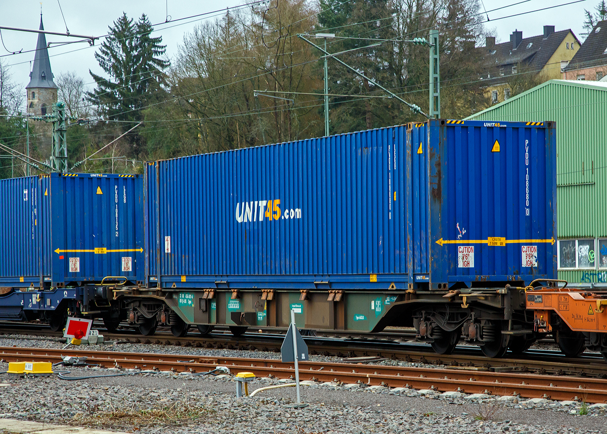 4-achsiger Drehgestell-Containertragwagen 33 88 4554 001-6 B-LNS der Gattung Sgns (LINEAS Wagon Type 6453L 0), der LINEAS Group NV/SA am 05.01.2022 im Zugverband bei der Durchfahrt in Betzdorf (Sieg) in Richtung K�ln. 

Die Lineas Group nv/sa (ex B-Logistics, ex B Cargo) ist eine belgische Schieneng�tergesellschaft. 

TECHNISCHE DATEN:
Spurweite: 1.435 mm
L�nge �ber Puffer: 19.740 mm
Drehzapfenabstand: 14.200 mm
Achsabstand in den Drehgestellen: 1.800 mm
Ladel�nge: 18.400 mm
H�he der Ladeebene �ber S.O.: 1.155 mm
Eigengewicht: 19.950 kg
Max. Zuladung: 69,8 t (ab Streckenklasse D)
Max. Geschwindigkeit: 100 km/h 
Kleinster befahrbarer Gleisbogen: R 75 m 
Bremse: KE-GP-A (LL)
Bremssohle: IB 116
Feststellbremse: Nein
Verwendungsf�higkeit: RIV
