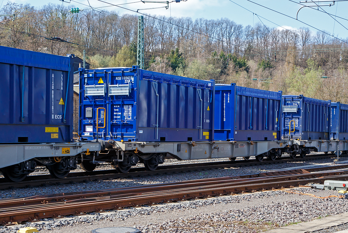 4-achsiger Drehgestell-Containertragwagen der Gattung Sgmnss, 33 85 4578 309-3 CH-HUPAC, der HUPAC AG, beladen mit 2 Stück 30 Fuß Spezialcontainer, am 24.03.2021 im Zugverband bei der Durchfahrt in Betzdorf (Sieg) in Richtung Köln.

TECHNISCHE DATEN:
Hersteller: Ferriere Cattaneo SA (Schweiz)
Spurweite: 1.435 mm
Länge über Puffer: 17.340 mm
Drehzapfenabstand: 12.200 mm
Achsabstand in den Drehgestellen: 1.800 mm
Laufraddurchmesser: 920 mm (neu)
Ladelänge: 16.000 mm
Höhe der Ladeebene über S.O.: 1.115 mm
Eigengewicht: 16.500 kg
Max. Zuladung bei Lastgrenze S: 73,5 t (ab Streckenklasse D)
Max. Zuladung bei Lastgrenze SS: 63,5 t (ab Streckenklasse C)
Max. Geschwindigkeit: 100 km/h (Lastgrenze SS und leer 120 km/h)
Kleinster befahrbarer Gleisbogen: R 75 m 
Bremse: KE-GP-A 
Bremssohle: Jurid 816M
Feststellbremse: Ja
Verwendungsfähigkeit: TEN GE