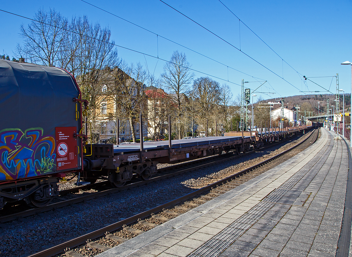 4-achsiger Drehgestell-Flachwagen, mit Stirnwandklappen und Drehrungen, ohne Seitenklappen, 31 81 3900 128-7 A-RCW, der Gattung Rs, der Rail Cargo Austria (zur �BB), am 18.03.2022 im Zugverband beladen mit Grobblechen bei einer Zugdurchfahrt in Kirchen (Sieg).