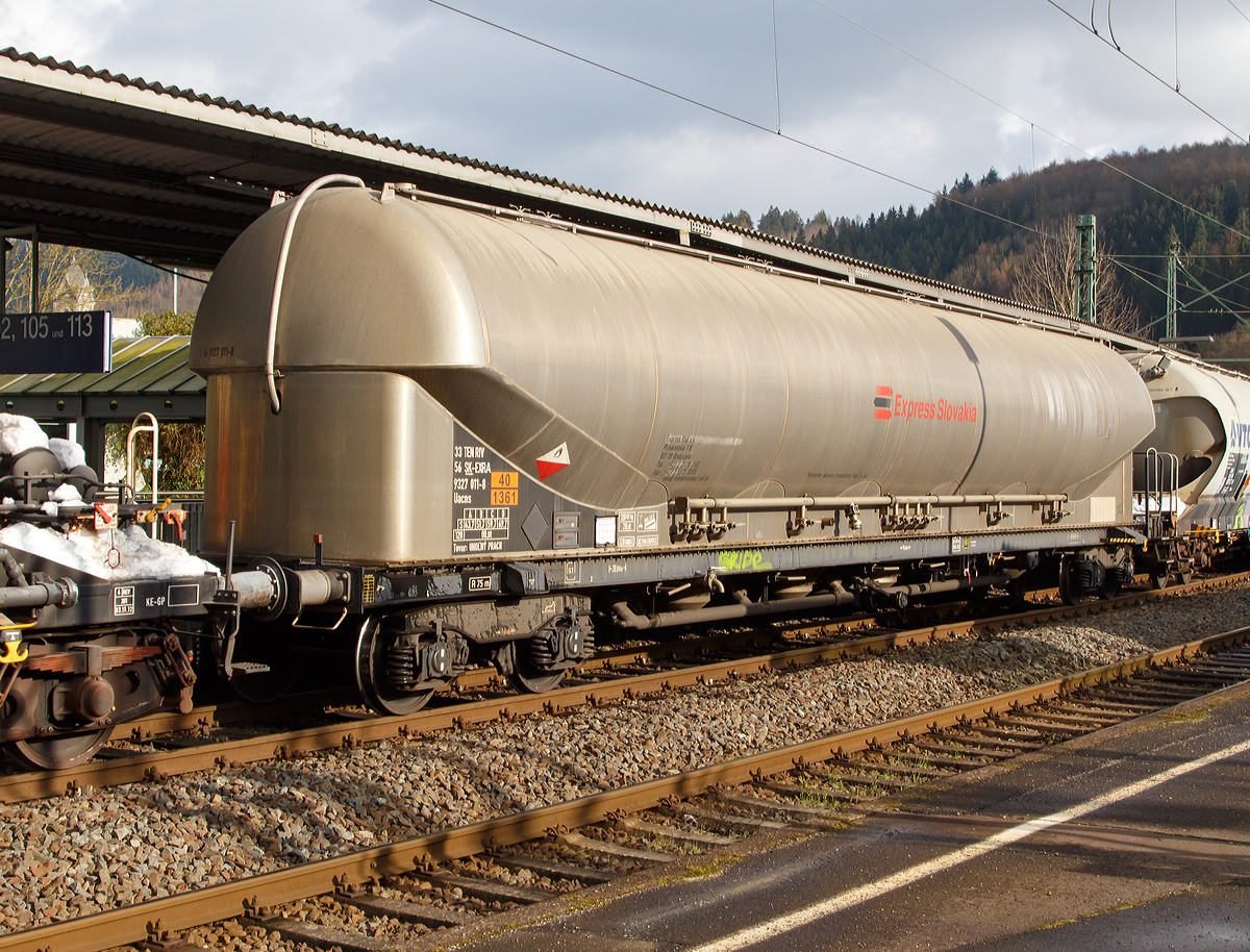 4-achsiger Drehgestell-Staubgutwagen (128 m� Silowaggon) 33 TEN RIV 56 SK-EXRA 9327 011-8 Gattung Uacns, der Express Rail a.s. (Express Group, a.s.) aus Bratislava (Slowakei) am 31.01.2015 bei der Zugdurchfahrt in Betzdorf/Sieg. 

Die Gefahrguttafel (Gefahrgutnummer 40 / 1361) aber auch die Aufschrift sagen aus das hier Braunkohlestaub transportiert wird.

TECHNISCHE DATEN:
Gattung:  Uacns - 932
Spurweite: 1.435 mm
L�nge �ber Puffer : 20.840 mm
Drehzapfenabstand:  15.800 mm
Achsabstand im Drehgestell: 1.800 mm
H�chstgeschwindigkeit: 100 km/h (120 km/h leer)
Radsatzlast : 22,50 t
zul. Gesamtgewicht:  90,00 t
Eigengewicht:  20.240 kg
Nutzlast:  69,7 t
Drehgestelle:  Y 25 Lsi(f)-C
Kleinster bef. Halbmesser:  75 m
Gesamtvolumen: 128 m�
Betriebsdruck: 2,50 bar / -0,05 bar
Pr�fdruck:  3,25 bar
Tankcode:  SGAN
Beh�lterwerkstoff : Aluminiumlegierung
