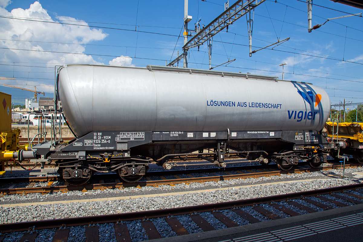 4-achsiger Drehgestell-Zementsilowagen 33 85 9326 254-0 CH-VICEM, der Gattung Uacns, der Ciments Vigier SA (Schweiz) am 18.05.2018 in einem Zugverband beim Signalhalt im Bahnhof Yverdon-les-Bains (VD).

TECHNISCHE DATEN: 
Spurweite: 1.435 mm (Normalspur) 
Anzahl der Achsen: 4 
Länge über Puffer 13.540 mm 
Drehzapfenanstand: 8.500 mm 
Achsabstand im Drehgestell: 1.800 mm 
Eigengewicht: 20.960 kg 
Max. Nutzlast: 69,0  t (ab D3) 
Max. Achslast: 22 t
Gesamtvolumen: 70.000 Liter (2x 35.000 l) 
Höchstgeschwindigkeit: 100 km/h / 120 km/h (leer) 
Ladegut: Zement
Intern. Verwendungsfähigkeit: RIV