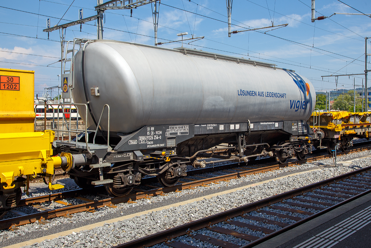 4-achsiger Drehgestell-Zementsilowagen 33 85 9326 254-0 CH-VICEM, der Gattung Uacns, der Ciments Vigier SA (Schweiz) am 18.05.2018 in einem Zugverband beim Signalhalt im Bahnhof Yverdon-les-Bains (VD).

TECHNISCHE DATEN: 
Spurweite: 1.435 mm (Normalspur) 
Anzahl der Achsen: 4 
Länge über Puffer 13.540 mm 
Drehzapfenanstand: 8.500 mm 
Achsabstand im Drehgestell: 1.800 mm 
Eigengewicht: 20.960 kg 
Max. Nutzlast: 69,0  t (ab D3) 
Max. Achslast: 22 t
Gesamtvolumen: 70.000 Liter (2x 35.000 l) 
Höchstgeschwindigkeit: 100 km/h / 120 km/h (leer) 
Ladegut: Zement
Intern. Verwendungsfähigkeit: RIV