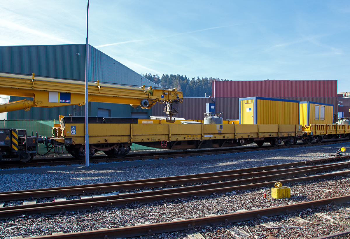 4-achsiger Drehgestellflachwagen mit klappbaren Seitenborden und Rungen, der Hering Bahnbau GmbH (Burbach), 80 80 3948 004-7 D-HGUI, Gattung Res, hier als Schutzwagen zum Gleisbauschienenkran KIROW KRC 810 T „BALU“ Schweres Nebenfahrzeug Nr. D-HGUI 99 80 9419 023-3, ex 97 82 53 508 19-3, abgestellt am 17.02.2019 in Siegen-Eintracht auf dem Gel�nde der KSW Kreisbahn Siegen-Wittgenstein GmbH.

TECHNISCHE DATEN: 
Spurweite: 1.435 mm
L�nge �ber Puffer:  20.100 mm
Drehzapfenabstand:  14.600 mm
Achsabstand im Drehgestell:  1.800 mm
H�chstgeschwindigkeit:  120 km/h
Eigengewicht:  ca. 25,5 t
Maximale Ladegewicht:  56,5 t (ab Streckenklasse C)
Kleinster bef. Gleisbogenradius:  50 m
Bremse: KE-GP
Intern. Verwendungsf�higkeit:  RIV
