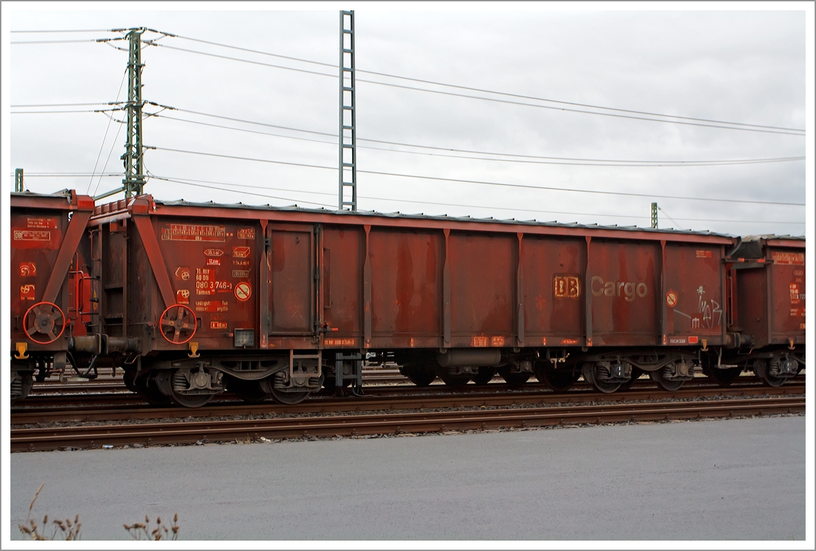 4-achsiger Drehgestellwagen mit Rolldach speziell f�r Tonerde, der Gattung Tamns 895 (31 80 080 3 746-3 D-DB) der DB Schenker Rail, abgestellt am 03.01.2014 beim Bahnhof Montabauer.


Die als Tamns 895 bezeichneten Wagen beschafft die DB AG zwischen 1997 und 1999 bei der Konzern Tochter DB Waggonbau Niesky GmbH (ein Tochterunternehmen der DB Fahrzeuginstandhaltung GmbH).  Sie besitzen ein neu entwickeltes Rolldach und haben nur eine schmale, einfl�gelige T�r je Wagenl�ngsseite. Das Kunststoff-Rolldach ist mit einem korrosionssicheren Zahnriemenantrieb ausgestattet und kann manuell �ber ein Handrad oder mittels eines Adapters auch maschinell bet�tigt werden.

Die Wagen werden speziell im Tonerdeverkehr z.B. von Siershahn (Westerwald) und L�hnberg (Lahn) �ber Frankfurt/M und Basel nach Domodossola eingesetzt und ersetzen weitestgehend die Taems 890 bzw. die Taems 891.

Technische Daten:
L�nge �ber Puffer:  14.040  mm
Drehzapfenabstand:  9.000  mm
Gesamter Radsatzstand:  10.800  mm 
Achsabstand im Drehgestell:  1.800  mm
Eigengewicht:  20.600  kg
Maximales Ladegewicht:  69,4  t
Radsatzlast: 22,5 t
H�chstgeschwindigkeit:  120 km/h (leer)  bzw.  100  km/h  (beladen)
Kleinster befahrbarer Radius:  60  m  
Ladefl�che:  35,5  m�
Laderaum:  75  m�
Ladel�nge:  12.772  mm
Ladebreite:  2.780  mm
Ladeh�he:  2.124  mm
Seitenwand-T�r�ffnung (B � H):  890 � 1.800  mm
Lichte �ffnung bei ge�ffnetem Dach:  12.772 � 2.630  mm
Wagenh�he:  3.462  mm
Drehgestell-Bauart:  Y25 Lsd 1
Bauart der Bremse:  KE-GP

Hersteller:  DB Waggonbau Niesky GmbH
