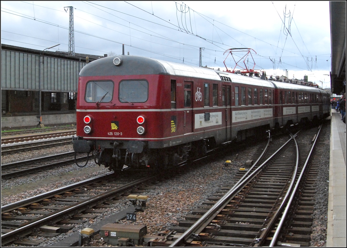 425 120-3 in Trier, April 2010.