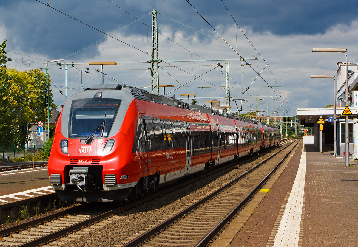 
442 288 / 442 788 und 442 780 / 442 280 zwei gekoppelt vierteiliger Bombardier Talent 2 der DB Regio Hessen als SE 30 / SE 40  Mittelhessen-Express  Treysa bzw. Dillenburg - Gießen - Frankfurt/Main (Umlauf RE 15015 / RE 15115), fährt am 24.08.2014 vom Bahnhof Butzbach weiter in Richtung Frankfurt/Main. 

Diese Stadt-Express-Züge fahren als SE 30 von Treysa bzw. SE 40 von Dillenburg jeweils bis Gießen als einzelner Triebzug, in Gießen werden sie dann zusammen gekoppelt, bzw. in der Gegenrichtung geflügelt.